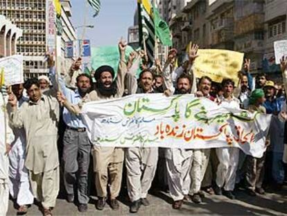 Militantes de partidos religiosos se manifiestan ayer en Karachi durante la celebración del Día de Cachemira.