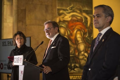 De izquierda a derecha: La periodista Gabriela Warkentin; el presidente del Grupo PRISA, Juan Luis Cebrián, y Miguel Ángel Mancera, jefe de Gobierno de la Ciudad de México.