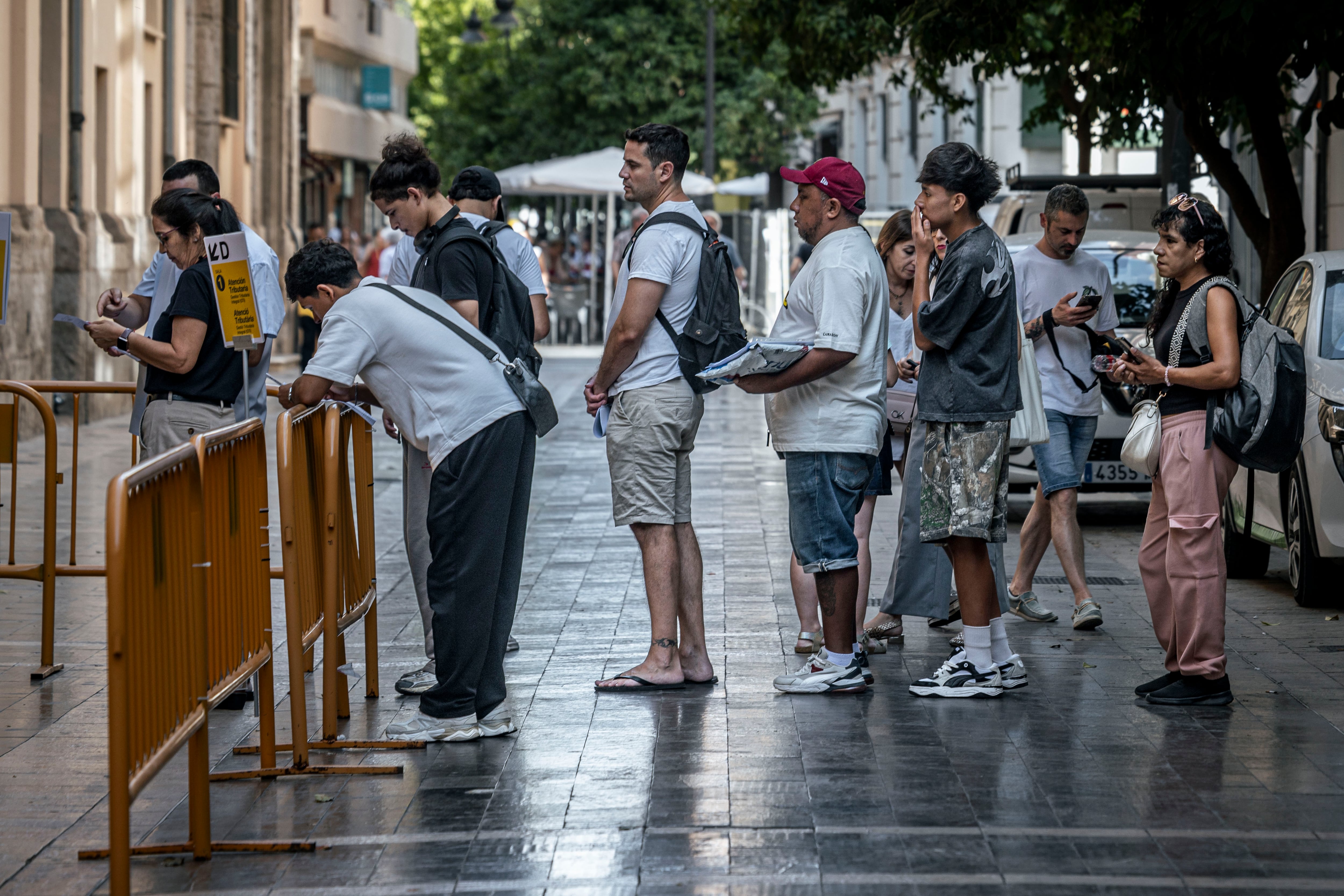 Colas para el proceso extraordinario de regularización de migrantes en el Ayuntamiento de Valencia, este lunes. 