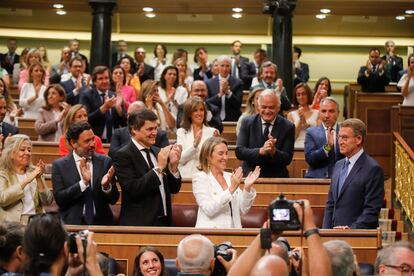 Los diputados del PP aplauden a su presidente, Alberto Núñez Feijóo, a su llegada al hemiciclo del Congreso este jueves.