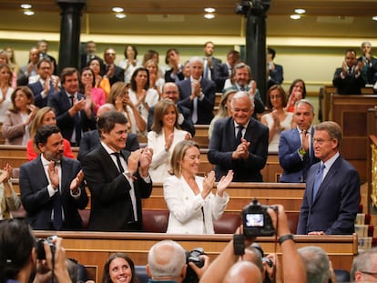 Los diputados del PP aplauden a su presidente, Alberto Núñez Feijóo, a su llegada al hemiciclo del Congreso este jueves.