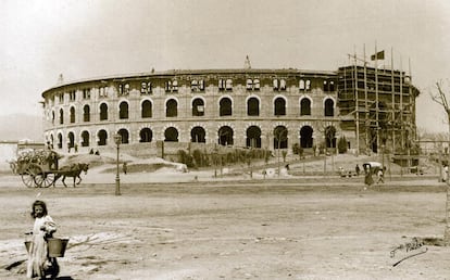 Foto histórica de la construcción de la Plaza de Toros de las Arenas de Barcelona a principios del siglo XX.