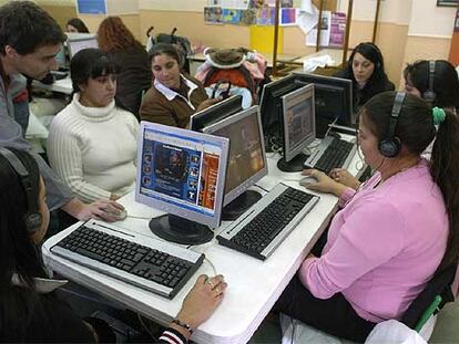 Mujeres aprendiendo a usar Internet