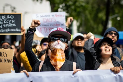 Ms de 500 personas marcharon desde el palacio de Bellas Artes hasta el Senado de la Repblica, en Ciudad de Mxico.