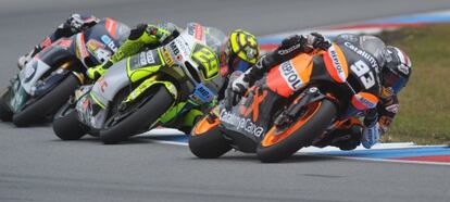 Márquez rueda en cabeza durante la carrera de Moto2 en Brno.