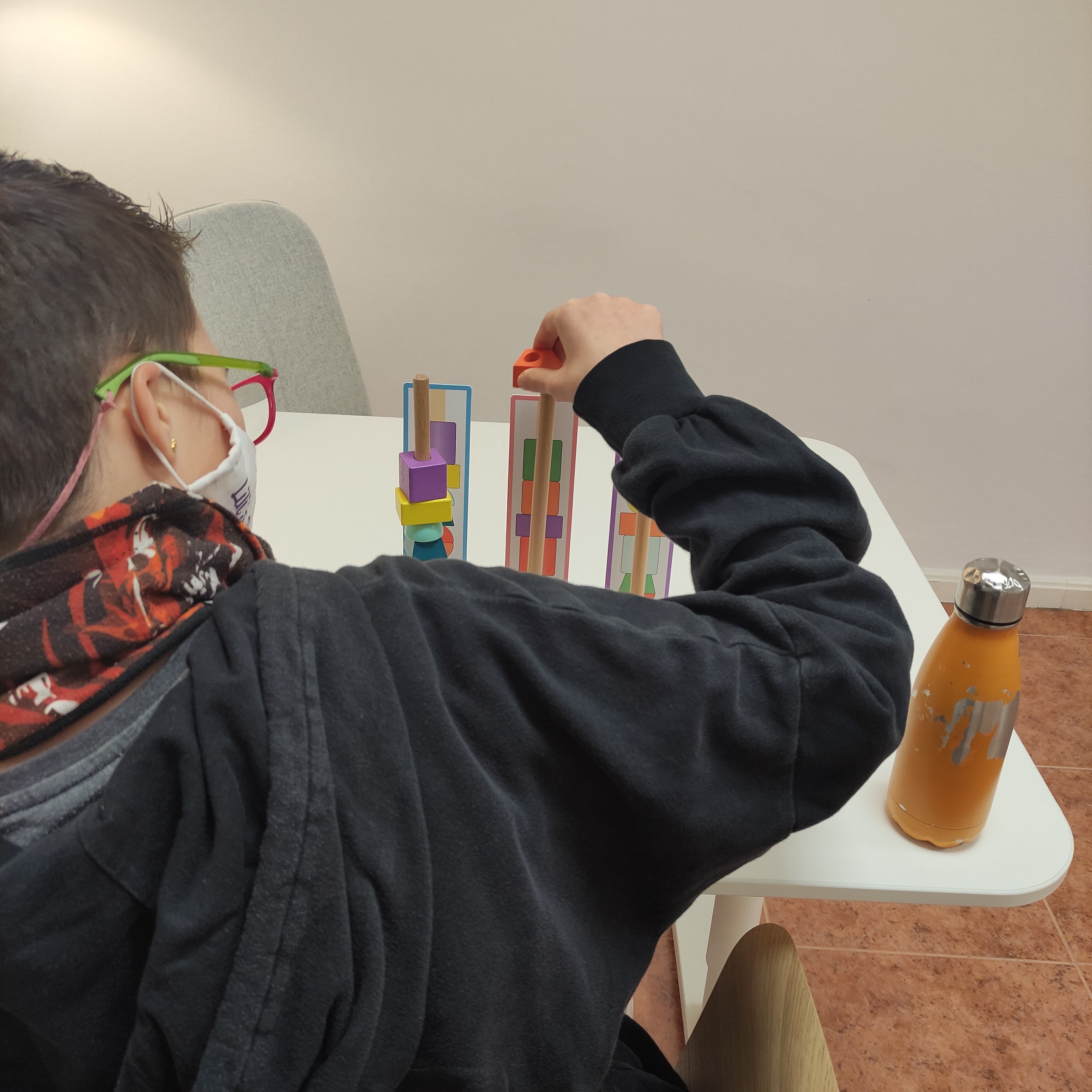 Un menor con síndrome de Prader-Willi participa en una actividad de estimulación. La intervención temprana es clave para favorecer su desarrollo y mejorar su calidad de vida.