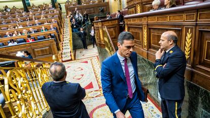 Pedro Sánchez abandona el hemiciclo del Congreso tras la sesión de control al Gobierno el miércoles.