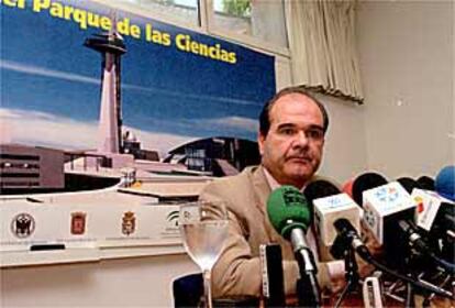 El presidente de la Junta andaluza, Manuel Chaves, en el Parque de las Ciencias de Granada.