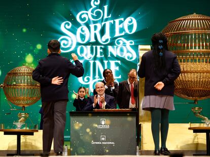 Dos de los estudiantes del colegio San Ildefonso, cantan el gordo del sorteo de Navidad, el pasado 22 de diciembre.