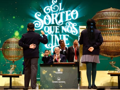 Dos de los estudiantes del colegio San Ildefonso cantaban el gordo del sorteo de Navidad el pasado 22 de diciembre.