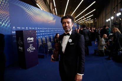 Rodrigo Sorogoyen posa con el Goya a mejor dirección por 'As  bestas' al término de la gala. 