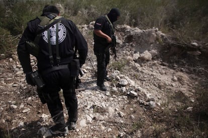 Agentes de policía investigan una fosa en San Fernando, en el Estado de Tamaulipas (México), en una imagen de archivo.