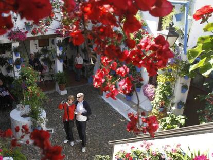 Varios turistas durante la festividad de Los patios de Córdoba.