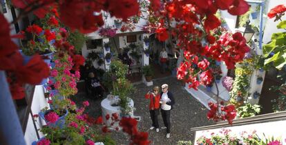 Varios turistas durante la festividad de Los patios de Córdoba.