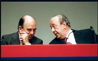 Emilio Botín y José María Amusátegui, en la junta de accionistas del SCH en 2000, cuando eran copresidentes.