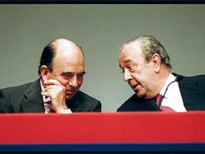 Emilio Botín y José María Amusátegui, en la junta de accionistas del SCH en 2000, cuando eran copresidentes.