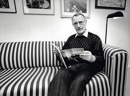 Ingvar Kamprad fundó IKEA y era feliz en su sillón de rayas.