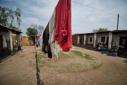 Las chicas que trabajan en este burdel hacen toda su vida dentro: cocinan, lavan la ropa y ganan un sustento económico a cambio de sexo. En la foto, ropa tendida en el patio del lugar.