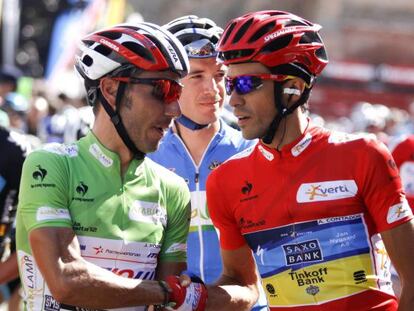 Contador saluda a 'Purito' Rodríguez antes del comienzo de la 18ª etapa.