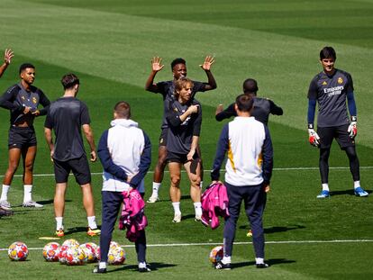 Los jugadores del Real Madrid, este martes en el entrenamiento.