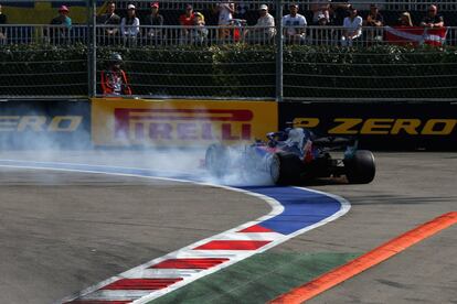 Brendon Hartley se sale de la pista antes de abandonar la carrera.