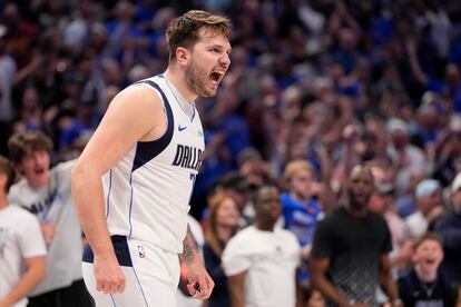 El jugador de los Dallas Mavericks, Luka Doncic, celebra una canasta en la prórroga en un partido frente a los Houston Rockets, el pasado 7 de abril.