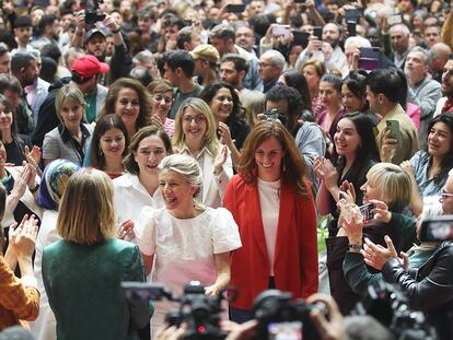 Yolanda Díaz, en el acto de presentación de Sumar en Madrid, junto a Ada Colau y Mónica García.