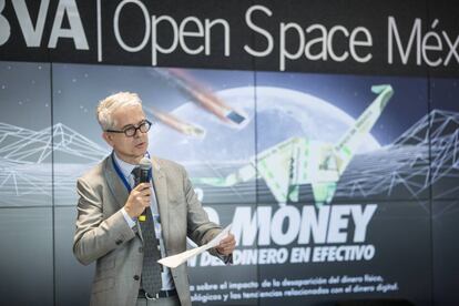 Javier Moreno, director de EL PAÍS América, da la bienvenida a los asistentes a la primera edición del foro No Money, celebrado este jueves en Ciudad de México.