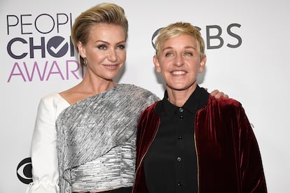 Ellen DeGeneres y Portia de Rossi

Se cumplen ahora 21 años desde que la presentadora más querida de la televisión decidiera salir del armario en un capítulo de su serie homónima. Hasta el día de hoy, DeGeneres y de Rossi, actriz de series como Arrested Development, siguen enarbolando la bandera de la comunidad LGTB+ en Hollywood.