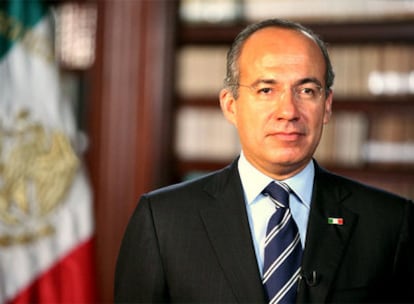 El presidente de México, Felipe Calderón, durante el anuncio del plan de ayuda alimentaria para las familias.