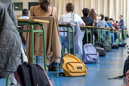 Alumnos, junto a sus mochilas, antes del primer examen de la PAU en Logroño (La Rioja).