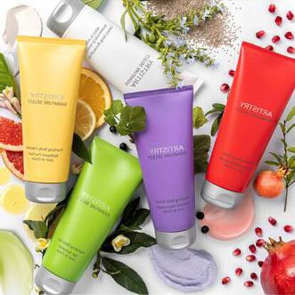 Empieza la cuenta atrás para la puesta a punto del verano. Es la apuesta de Artistry Signature Select Body con una gama de cinco productos. Con ingredientes procedentes de las granjas sostenibles Nutrilite: desde un limpiador corporal purificador con extractos de cítricos a un gel hidratante con extracto de té verde, una crema iluminadora con extractos de semilla de chía blanca y cereza de acerola o una loción reafirmante con extracto de granada, el mismo ingrediente del exfoliante. Entre 31 y 51 euros.