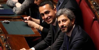 Luigi Di Maio y Roberto Fico –elegido presidente del Congreso–, ambos del Movimiento Cinco Estrellas, el pasado viernes en la cámara baja italiana.