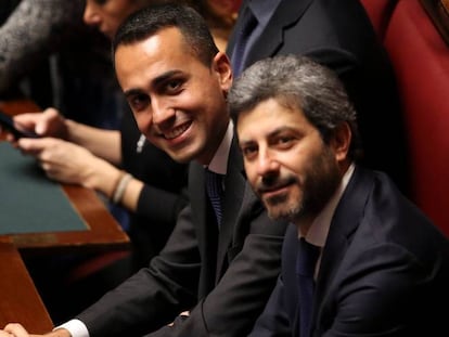 Luigi Di Maio y Roberto Fico &ndash;elegido presidente del Congreso&ndash;, ambos del Movimiento Cinco Estrellas, el pasado viernes en la c&aacute;mara baja italiana.