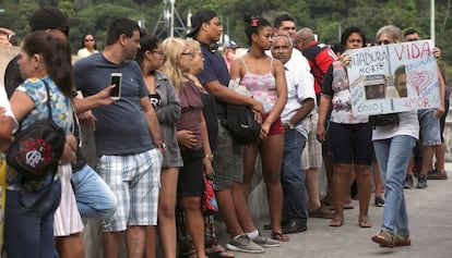 Eleitores fazem fila em colégio eleitoral na Favela de Rocinha, no Rio de Janeiro.