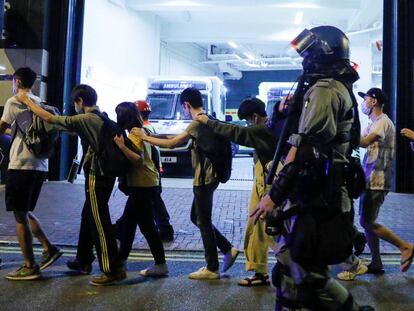 Manifestantes nas imediações da Universidade Politécnica de Hong Kong, nesta segunda-feira.