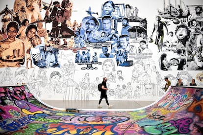Visitantes en la exposición de arte contemporáneo Documenta 15 Kassel, Alemania, celebrada del 18 de junio al 25 de septiembre de 2022. Los comisarios de la exposición, ruangrupa, la construyeron "sobre los valores e ideas fundamentales del 'lumbung", un tipo granero de arroz comunal habitual en Indonesia.