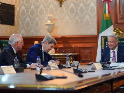 López Obrador junto a John Kerry y Ken Salazar, durante su encuentro en el Palacio Nacional el pasado 31 de marzo.