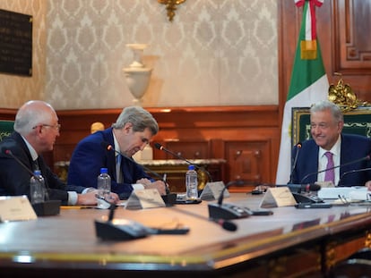 López Obrador junto a John Kerry y Ken Salazar, durante su encuentro en el Palacio Nacional el pasado 31 de marzo.