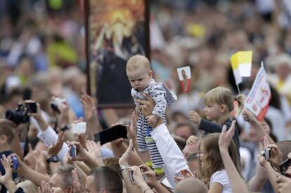 Un bebé asoma entre los fieles que saludan al papa Francisco en su camino al santuario Jasna Gora, en la ciudad de Czestochowa, Polonia, el 28 de julio. 