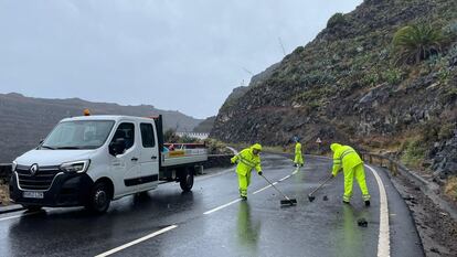 Desprendimientos de tierras en una carretera a causa de las fuertes lluvias en La Gomera, este sábado.