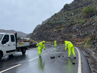 Desprendimientos de tierras en una carretera a causa de las fuertes lluvias en La Gomera, este sábado.