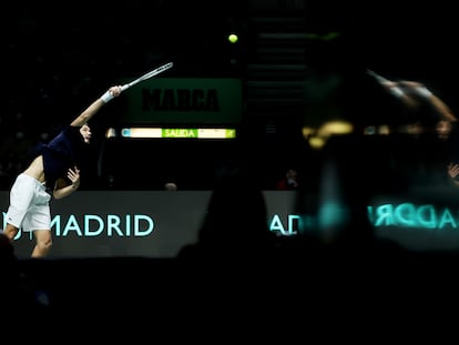 Daniil Medvedev sirve durante el partido contra Cilic, el domingo en el Madrid Arena.