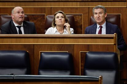 Alberto Núñez Feijóo (derecha), junto a Cuca Gamarra y Miguel Tellado, en el último pleno del Congreso, el pasado miércoles.