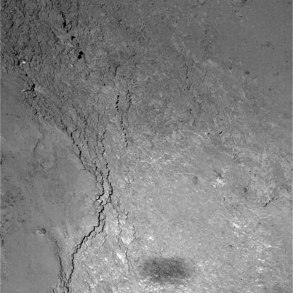 Entre los paisajes que se han descubierto sobre el cometa, se han encontrado acantilados o cortezas negras sobre lagos helados o craters con el fondo plano