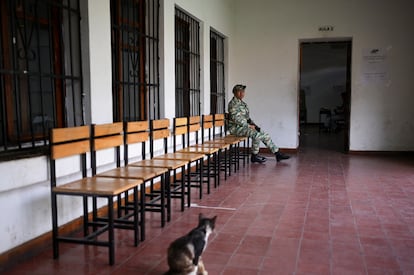 Członek Bolivarian Guard obserwuje centrum głosowania. 