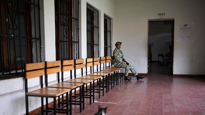 Un miembro de la Guardia Bolivariana, hace guardia en un centro de votación en Caracas.