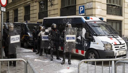 Agentes de policía y de los mossos protegiendo la Jefatura de Policía de Barcelona.