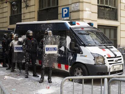 Agentes de policía y de los mossos protegiendo la Jefatura de Policía de Barcelona.