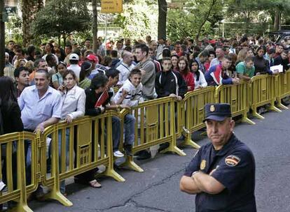 Cola de inmigrantes ante la oficina de atención a extranjeros en Madrid en junio pasado.